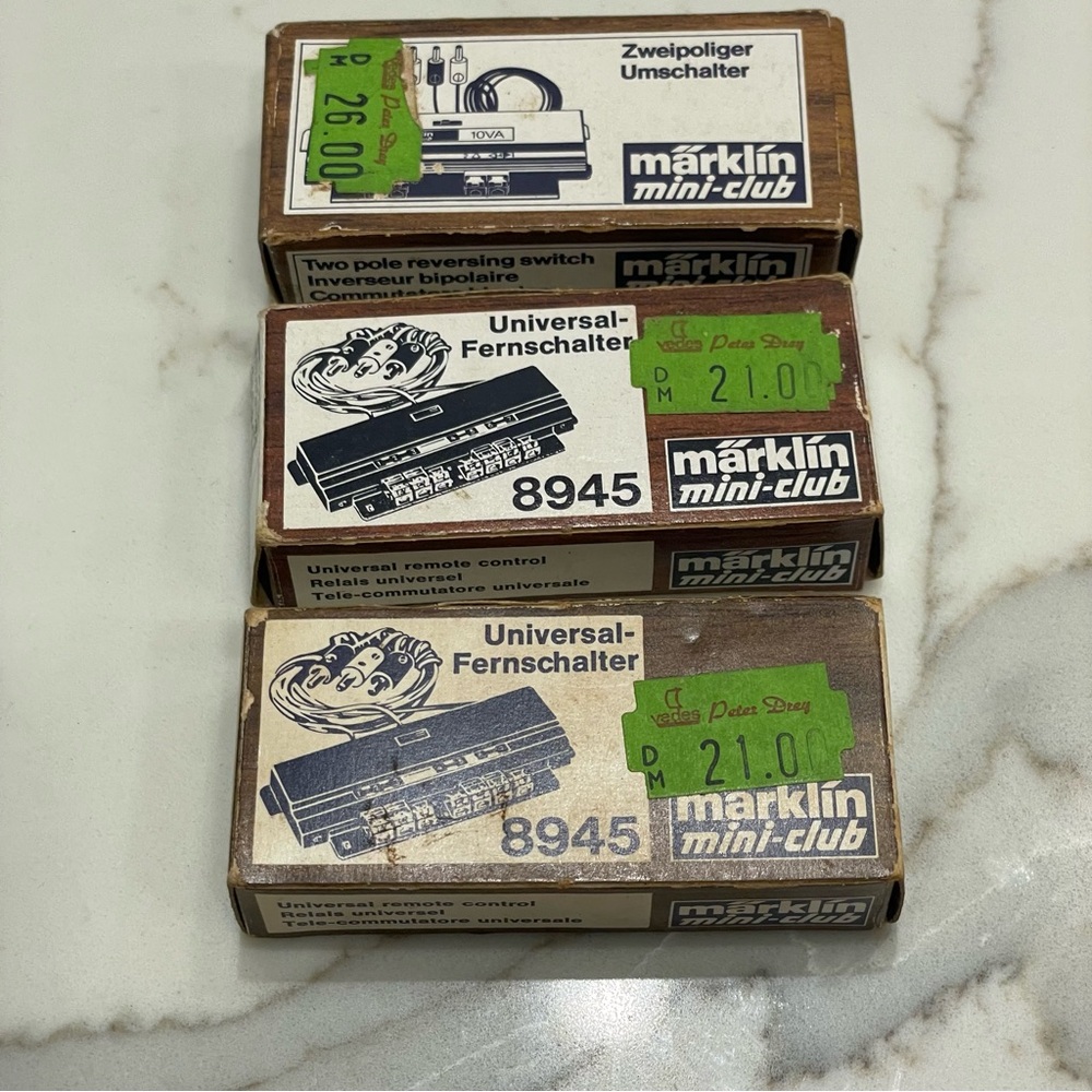 Märklin Gauge Z 8947 Two-Pole Switch + 8945 Universal Remote Switch (2)